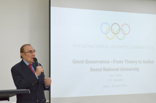 ▲ 2014년 4월26일 서울 관악구 서울대학교에서 이반 디보스 IOC위원이 'Good Governance - From Theory to Action'라는 주제로 특별강연을 하고 있는 모습. 이반 디보스 IOC위원은 세월호 참사 희생자를 위한 깊은 애도를 표시하며 초청특강료 전액을 기부했다. <사진=서울대학교 제공, 뉴시스>