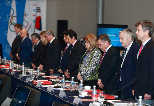 ▲ 2014년 4월29일 평창 알펜시아리조트 컨벤션센터에서 열린 국제올림픽위원회(IOC)의 제3차 조정위원회에서 참석자들이 세월호 참사 희생자들을 추도하는 묵념을 하고 있다. <사진=평창동계올림픽조직위원회>