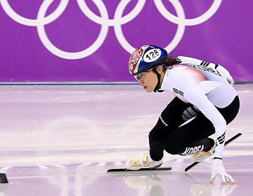 ▲ 17일 오후 강원 강릉 아이스아레나에서 열린 쇼트트랙 스피드 스케이팅 여자 1500m 예선 경기. 김아랑이 역주하고 있다. <사진=강릉=뉴시스>