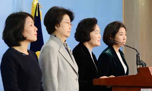 ▲ 2017년 1월24일 당시 새누리당 나경원(오른쪽부터), 윤종필, 김승희, 전희경 의원이 국회 정론관에서 기자회견을 열고 더불어민주당 표창원 의원이 국회 의원회관에서 주최한 '곧, 바이! 展'이라는 '시국비판 풍자 전시회' 박근혜 대통령을 나체 상태로 묘사한 그림과 관련해 항의하고 있는 모습. <사진제공=뉴시스>