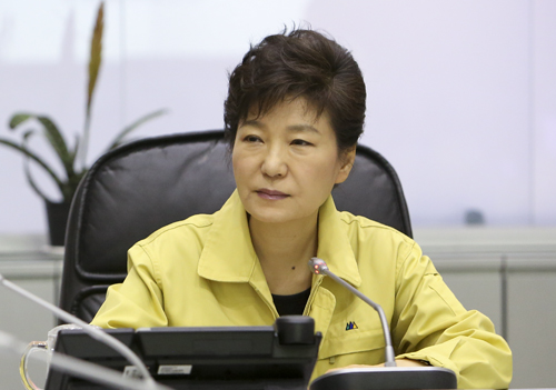 ▲ 2014년 4월16일 당시 박근혜 대통령이 중앙재난안전대책본부에서 전남 진도 해상에서 침몰한 여객선 세월호 사고 상황에 대해 보고 받고 있는 모습. <사진=청와대 제공, 뉴시스>