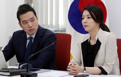 ▲ 27일 오후 서울 영등포구 여의도 국회에서 진행된 자유한국당 좌파정권 방송장악 피해자 지원 특별위원회 1차 회의에서 배현진 송파을 당협위원장과 김세의 MBC 기자가 나란히 앉아 있다. <사진제공=뉴시스>