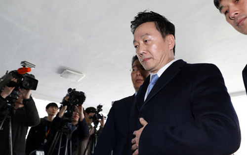 ▲ 정봉주 전 의원이 자신의 성추행 의혹을 제기한 프레시안 소속 기자를 고소한 사건과 관련해 경찰조사를 받기 위해 22일 오후 서울 중랑구 지능범죄수사대로 출석하고 있다. <사진제공=뉴시스>