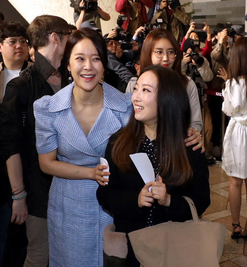 ▲ 남북 평화협력 기원 남측 예술단 가수 백지영, 정인이 31일 오전 서울 강서구 김포공항에서 평양 순안 공항으로 출국하고 있다. <사진제공=뉴시스>