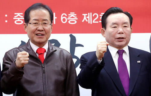 ▲ 2일 오전 서울 영등포구 여의도 자유한국당 당사에서 진행된 충남도지사 후보 추대 결의식에서 홍준표 대표와 이인제 후보가 기념촬영을 하고 있다. <사진제공=뉴시스>