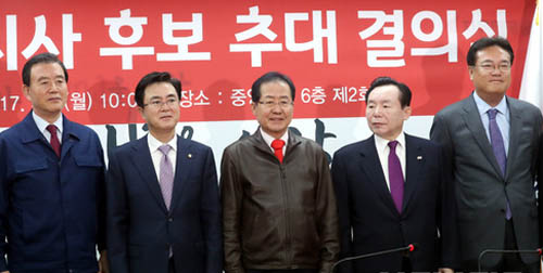 ▲ 2일 오전 서울 영등포구 여의도 자유한국당 당사에서 진행된 충남도지사 후보 추대 결의식에서 홍준표 대표와 이인제 후보 등 참석자들이 기념촬영을 하고 있다. 왼쪽부터 홍문표 사무총장, 김태흠 최고위원, 홍준표 대표, 이인제 후보, 정진석 의원. <사진제공=뉴시스>