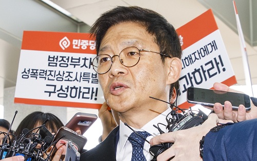 ▲ 지난 2010년 한 장례식장에서 서지현 창원지검 통영지청 검사를 성추행하고 이후 인사 불이익을 준 혐의를 받고 있는 안태근 전 법무부 검찰국장이 지난 2월 26일 오전 서울 송파구 서울동부지검 청사에 위치한 성추행 사건 진상규명 및 피해회복 조사단에 피의자 신분으로 출석하고 있는 모습. <사진제공=뉴시스>