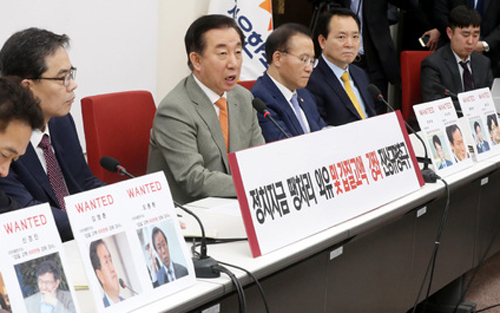 ▲ 10일 오전 서울 영등포구 여의도 국회 자유한국당 원내대표실에서 김성태 자유한국당 원내대표가 정치자금 땡처리 외유 및 갑질고액 강좌 진상규명촉구 기자회견을 하고 있다. <사진제공=뉴시스>