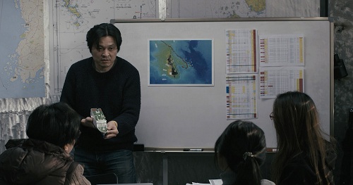 ▲ 세월호 침몰 원인을 과학적 팩트로 4년여간 추적한 김지영 감독. 영화 <그날, 바다> 중