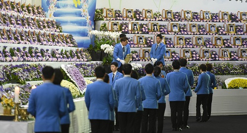 ▲ 세월호 참사 4주기인 16일 오전 경기 안산 세월호참사 희생자 정부합동분향소에서 열린 진혼제에서 관계자들이 아이들의 영정을 이운하고 있다. <사진제공=뉴시스>