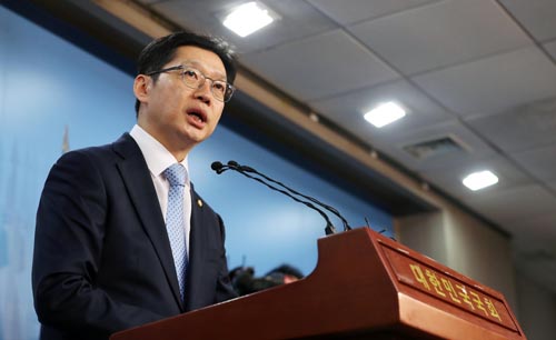 ▲ 더불어민주당 김경수 의원이 16일 오후 서울 여의도 국회 본청 정론관에서 기자회견을 열고 '민주당원 댓글조작' 연루 의혹과 관련해 입장을 밝히고 있다. <사진제공=뉴시스>