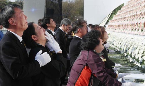 ▲ 4.16 세월호 참사 4주기인 16일 경기도 안산시 단원구 정부합동분향소에서 열린 '4.16세월호참사 희생자 정부 합동 영결·추도식'에서 유가족들이 헌화 및 분향을 하며 슬퍼하고 있다. <사진제공=뉴시스>