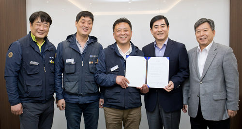 ▲ 17일 서울 마포구 가든호텔에서 삼성전자서비스지회와 삼성전자서비스가 협력업체 직원 직접 고용에 합의하고 기념 촬영을 하고 있다. 왼쪽부터 삼성전자서비스지회 조병훈 사무장, 곽형수 수석부지회장, 나두식 지회장, 삼성전자서비스 최우수 대표이사, 최평석 전무. <사진=삼성전자 제공, 뉴시스>