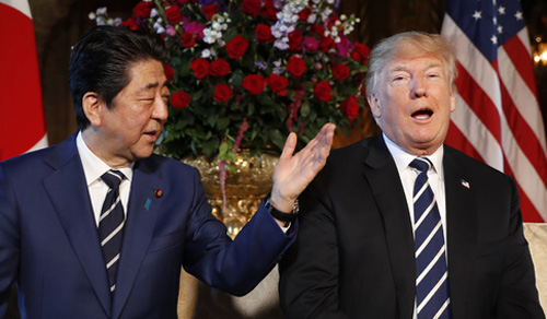 ▲ 도널드 트럼프 미국 대통령(왼쪽)과 아베 신조 일본 총리가 17일(현지시간) 플로리다주 팜비치에 위치한 트럼프 소유 리조트 마라라고에서 회동하고 있다. <사진제공=뉴시스>