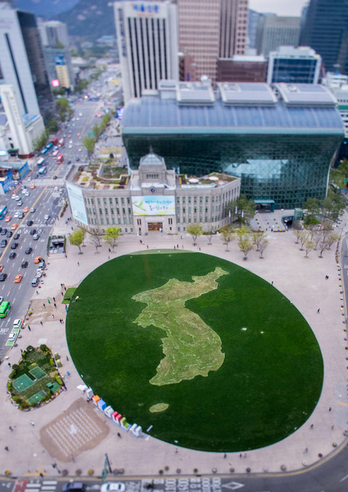 ▲ 13일 오후 서울 중구 시청 앞 서울광장에 한반도 모양을 형상화한 '평화의 꽃밭'이 조성돼 있다. 이 꽃밭은 오는 27일 열리는 남북정상회담의 성공을 기원하기 위해 만들어졌다. <사진제공=뉴시스>