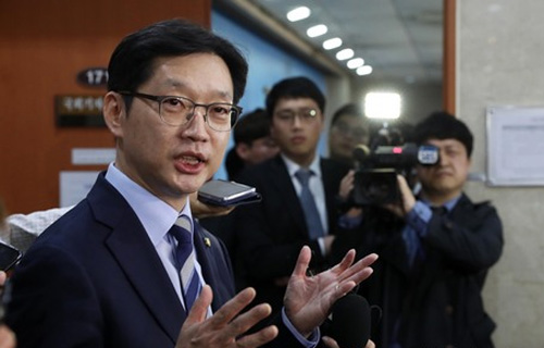 ▲ 김경수 더불어민주당 의원이 19일 오후 서울 여의도 국회 본청 정론관에서 경남도지사 출마 입장을 밝힌 뒤 취재진의 질문에 답하고 있다. <사진제공=뉴시스>