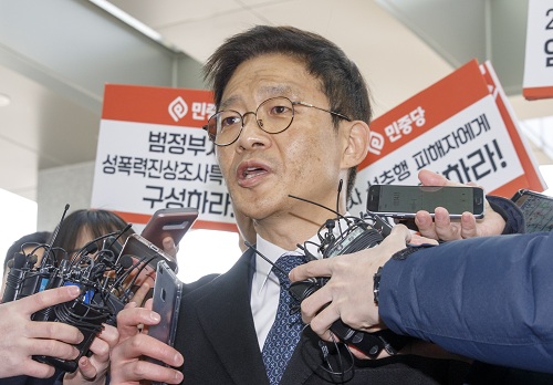 ▲ 지난 2010년 한 장례식장에서 서지현 창원지검 통영지청 검사를 성추행하고 이후 인사 불이익을 준 혐의를 받고 있는 안태근 전 법무부 검찰국장이 지난 2월 26일 오전 서울 송파구 서울동부지검 청사에 위치한 성추행 사건 진상규명 및 피해회복 조사단에 피의자 신분으로 출석하고 있는 모습. <사진제공=뉴시스>