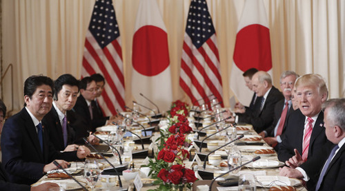 ▲ 도널드 트럼프 미국 대통령과 아베 신조 일본 총리가 18일(현지시간) 오후 미국 플로리다주 팜비치 마라라고 리조트에서 오찬 회동을 하고 있다. <사진제공=뉴시스>