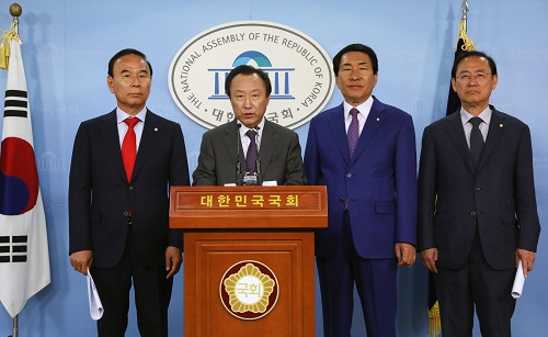 ▲ 홍일표 국회인권포럼 대표의원 등이 23일 오전 서울 여의도 국회 본청 정론관에서 성명서를 발표하고 있다. 왼쪽부터 자유한국당 박덕흠, 홍일표, 안상수, 정유섭 의원. <사진제공=뉴시스>