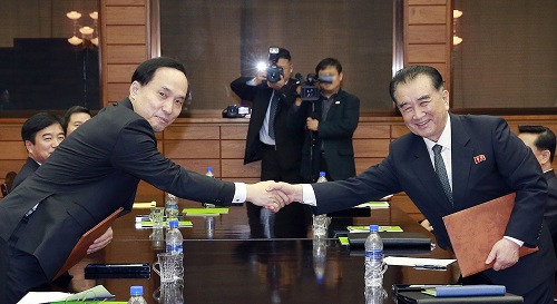 ▲ 남북정상회담과 관련해 3차 실무회담이 열린 23일 오후 판문점 북측 통일각에서 김상균(국정원 2차장, 왼쪽) 수석대표와 북 김창선(국무부위원) 단장이 실무회담 합의서 교환 후 악수하고 있다. <사진제공=청와대/뉴시스>