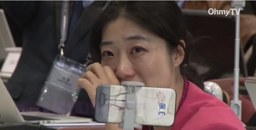 ▲ 남북 정상이 군사분계선을 넘는 순간, <차이나타임스 홍콩> 취재진이 눈물을 흘리고 있다. 이날 남북정상회담은 한반도를 넘어 전세계에 감동을 선사했다. <이미지출처=오마이TV>