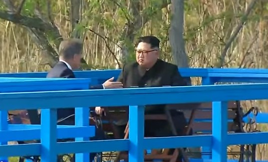 ▲ 문재인 대통령과 김정은 위원장이 ‘도보다리’ 위에서 친교를 위한 산책 중 배석자 없는 사실상 ‘단독회담’을 진행했다. 단독회담은 31분간 이뤄졌다. <이미지출처=연합뉴스TV>