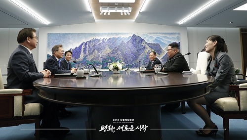 ▲ 27일 판문점 평화의 집에서 남북정상회담을 하고 있다. <사진=공동취재단>