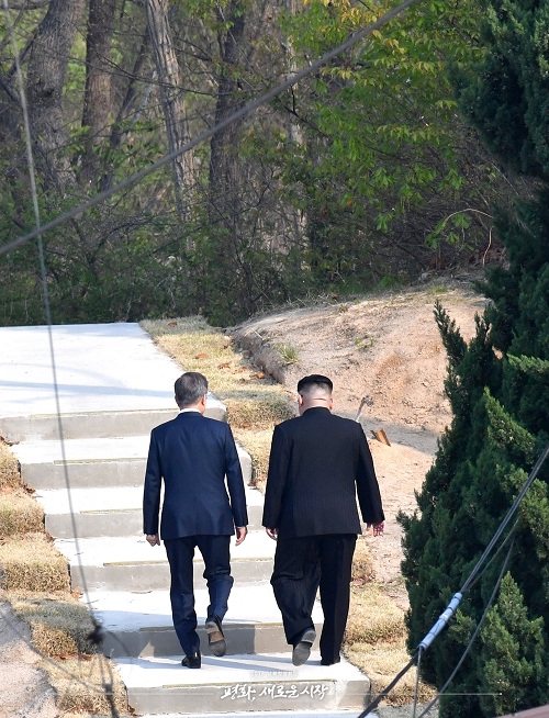 ▲ 문재인 대통령과 김정은 국무위원장이 27일 판문점에서 공동 식수를 한후 친교 산책을 하고 있다. <사진=공동취재단>