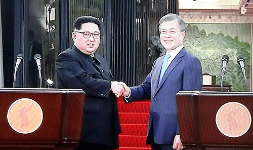 ▲ 문재인 대통령과 김정은 국무위원장이 27일 오후 판문점에서 판문점선언을 발표한 뒤 악수하고 있다. <사진= YTN 캡쳐/뉴시스>