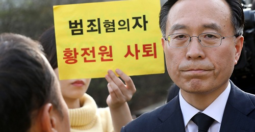 ▲ '가습기살균제사건과 4·16 세월호참사 특별조사위원회'1차 회의를 마친 황전원 위원이 지난 3월29일 오후 경기도 안산시 세월호참사희생자 정부합동분향소를 방문, 유가족들의 항의를 받고 있다. <사진제공=뉴시스>