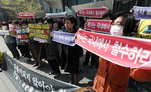 ▲ 가습기살균제참사전국네트워크 등 관계자들이 17일 서울 여의도 옥시레킷벤키저 정문 앞에서 옥시 의약품 불매운동 및 시민참여 촉구 기자회견을 하고 있다. <사진제공=뉴시스>