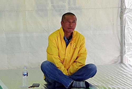 ▲ 4·16세월호참사 가족협의회 정성욱 인양분과장이 17일 세월호가 거치된 목포신항에서 '황전원 제2특조위원의 사퇴' 등을 촉구하며 무기한 단식농성에 돌입했다. <사진제공=뉴시스>