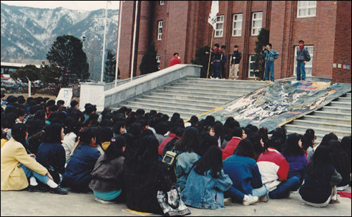 ▲ 1991년 당시, 마이크 앞에서 연설하고 있는 고상만.