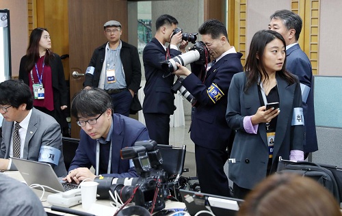 ▲ 남북정상회담이 열린 27일 북측 사진기자들이 판문점 자유의 집에 마련된 남측 풀기자들의 전송 기사를 망원렌즈로 촬영하고 있다. <사진제공=뉴시스>