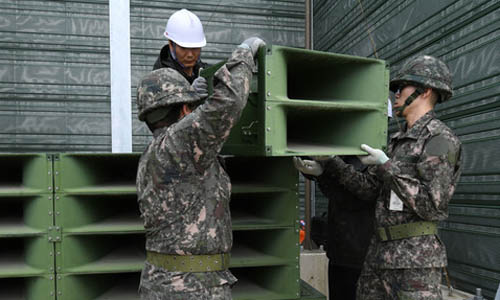 ▲ 육군 9사단 교하중대 교하 소초 장병들이 1일 경기도 파주시 민간인 통제구역내 설치되어 있는 고정형 대북 확성기를 철거하고 있다. <사진제공=뉴시스>