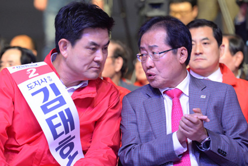 ▲ 2일 오후 경남 창원시 대원동 창원컨벤션센터에서 있은 자유한국당 6·13 지방선거 경남 필승결의대회에 참석한 홍준표 대표가 김태호 경남도지사 예비후보와 대화를 하고 있다. <사진제공=뉴시스>