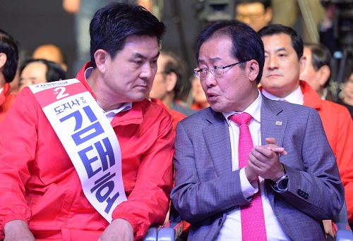 ▲ 2일 오후 경남 창원시 대원동 창원컨벤션센터에서 있은 자유한국당 6·13 지방선거 경남 필승결의대회에 참석한 홍준표 대표가 김태호 경남도지사 예비후보와 대화를 하고 있다. <사진제공=뉴시스>