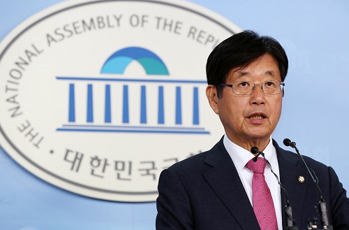 ▲ 당 공천에 반발하고 있는 자유한국당 강길부 의원이 3일 오전 서울 여의도 국회 본청 정론관에서 기자회견을 열고 홍준표 대표 사퇴를 촉구하고 있다. <사진제공=뉴시스>