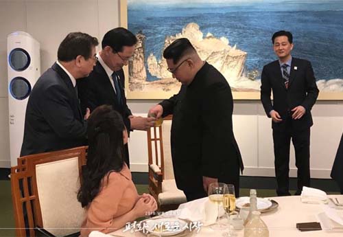 ▲ 지난 4월27일 남북정상회담 뒤 판문점 평화의집 3층 연회장에서 열린 환영만찬에서 김정은 북한 국무위원장이 송영무 국방장관과 서훈 국정원장에게 술을 권하고 있다. <사진=청와대 페이스북>