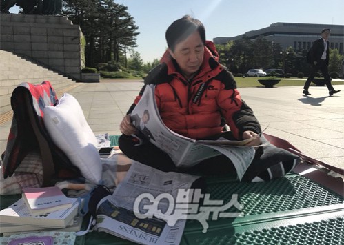 ▲ 지난 4월27일 남북정상회담 뒤 판문점 평화의집 3층 연회장에서 열린 환영만찬에서 김정은 북한 국무위원장이 송영무 국방장관과 서훈 국정원장에게 술을 권하고 있다. <사진=청와대 페이스북>