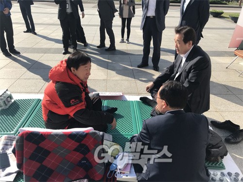 ▲ 김무성 자유한국당 의원이 4일 오전 서울 영등포구 여의도 국회 본청 계단 앞에서 드루킹 특검을 주장하며 단식 농성중인 김성태 자유한국당 원내대표를 찾아가 이야기를 나누고 있다. <사진=go발뉴스>