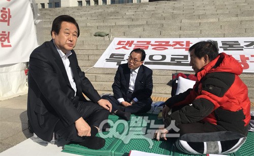 ▲ 지난 4월27일 남북정상회담 뒤 판문점 평화의집 3층 연회장에서 열린 환영만찬에서 김정은 북한 국무위원장이 송영무 국방장관과 서훈 국정원장에게 술을 권하고 있다. <사진=청와대 페이스북>