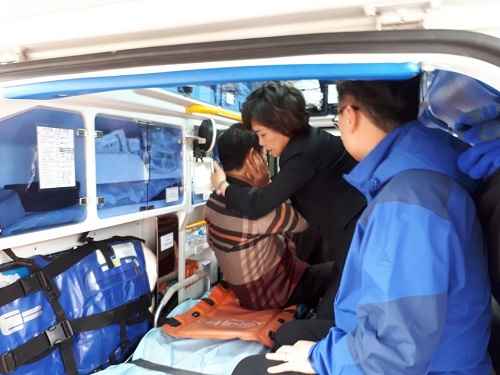 ▲ 더불어민주당의 드루킹 특검 수용을 촉구하며 단식농성 중인 자유한국당 김성태 원내대표가 5일 서울 여의도 국회 본청앞에서 한 남성에게 폭행을 당해 병원으로 이동하고 있다. <사진제공=자한당/뉴시스>