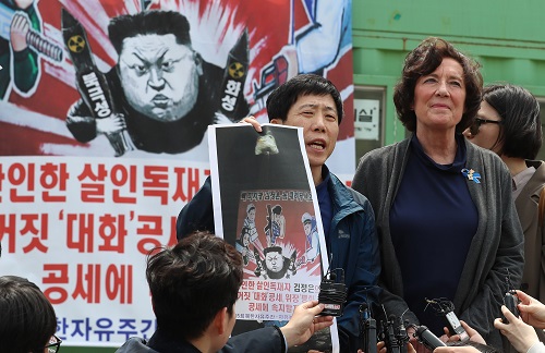 ▲ 박상학 자유북한운동연합 대표가 5일 오후 경기 파주시 통일동산 주차장에서 대북전단 살포를 저지당하자 기자회견을 하고 있다. 오른쪽은 수잔 숄티 북한자유연합 대표. 앞서 정부는 민간단체의 대북전단 살포가 남북 정상의 '판문점 선언'에 위반된다며 중단을 요구했다. <사진제공=뉴시스>