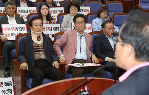 ▲ 5일 오후 드루킹 특검을 촉구하며 3일째 노숙 단식을 하던 중 한 남성에게 턱을 가격당해 치료를 받은 김성태 자유한국당 원내대표가 이날 밤 서울 여의도 국회 본청에서 열린 긴급 비상의원총회에 목 깁스를 하고 참석해 홍준표 대표의 발언을 듣고 있다. <사진제공=뉴시스>