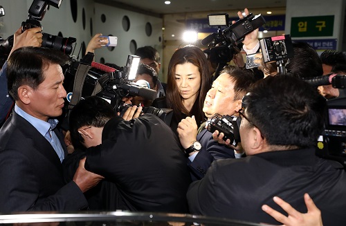 ▲ 폭행 및 업무방해 혐의 등에 관해 피의자 신분으로 경찰에 소환된 조현민 전 대한항공 전무가 2일 새벽 서울 강서구 강서경찰서에서 조사를 마치고 귀가하고 있다. <사진제공=뉴시스>