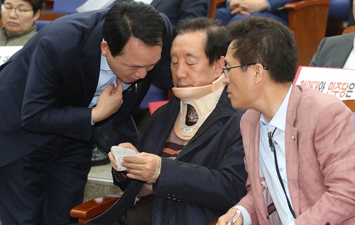 ▲ 5일 오후 드루킹 특검을 촉구하며 3일째 노숙 단식을 하던 중 한 남성에게 턱을 가격당해 치료를 받은 김성태 자유한국당 원내대표가 이날 밤 서울 여의도 국회 본청에서 열린 긴급 비상의원총회에 목 깁스를 하고 참석하고 있다. <사진제공=뉴시스>