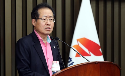 ▲ 김성태 자유한국당 원내대표 드루킹 특검을 촉구하며 3일째 노숙 단식을 하던 중 한 남성에게 턱을 가격당해 치료를 받은 5일 오후 서울 여의도 국회 본청에서 열린 긴급 비상의원총회에서 홍준표 대표가 발언하고 있다. <사진제공=뉴시스>