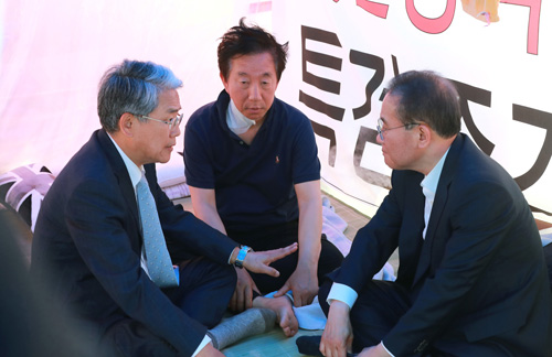 ▲ 바른미래당 김동철 원내대표(왼쪽)가 8일 오후 서울 여의도 국회 본청 앞에서 일명 '드루킹 사건' 특검수용을 요구하며 단식노숙농성인 자유한국당 김성태 원내대표를 방문해 대화를 하고 있다. 오른쪽은 윤재옥 원내수석부대표. <사진제공=뉴시스>