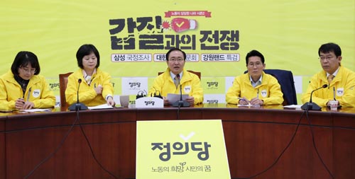 ▲ 정의당 노회찬 원내대표가 8일 오전 서울 여의도 국회에서 열린 의원총회에 참석해 모두발언을 하고 있다. 왼쪽부터 추혜선 수석대변인, 이정미 대표, 노회찬 원내대표, 윤소하 원내수석부대표, 김종대 원내대변인.<사진제공=뉴시스>